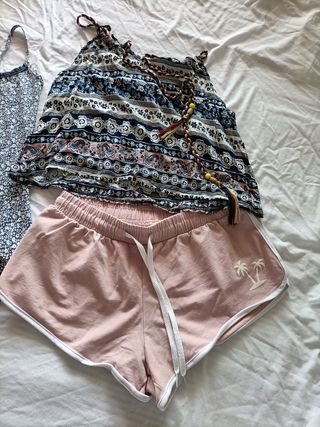 Conjunto de pantalon corto y tops