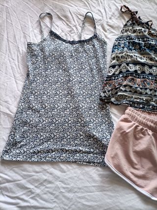 Conjunto de pantalon corto y tops