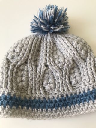 Gorro de lana gris y azul
