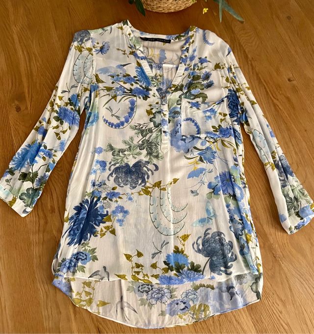 Blusa blanca de flores de Zara XS