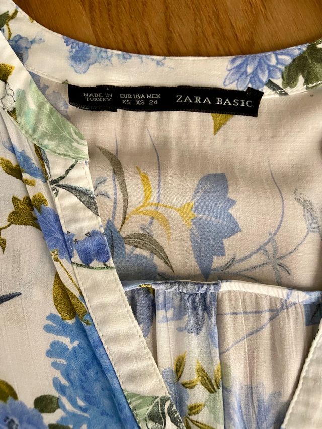 Blusa blanca de flores de Zara XS