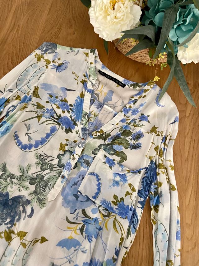 Blusa blanca de flores de Zara XS