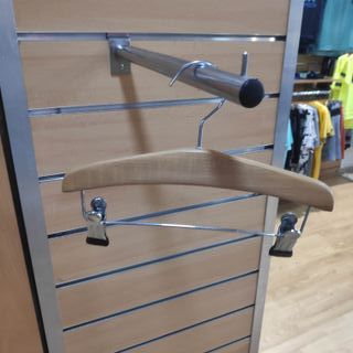 Percha madera infantil con pinzas