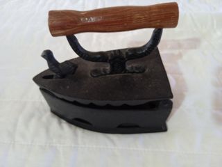 Plancha antigua de hierro y madera