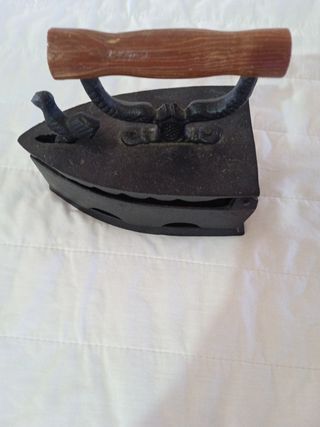 Plancha antigua de hierro y madera