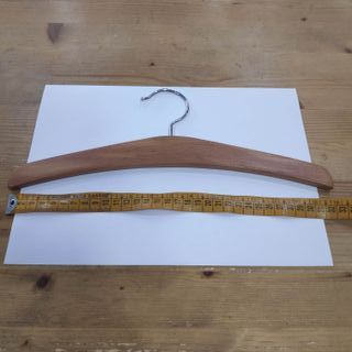 Percha de madera para ropa de niño cadete