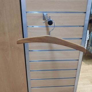 Percha de madera para ropa de niño cadete