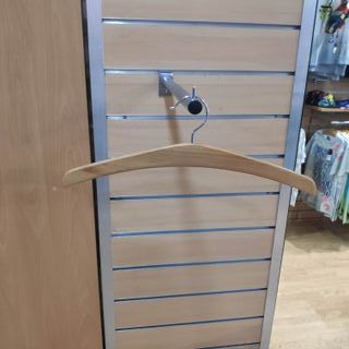 Percha de madera para ropa de niño junior