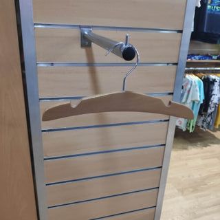 Percha madera infantil con muescas