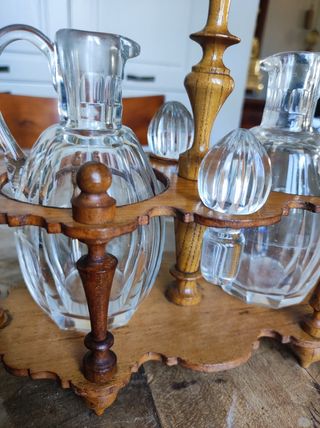 Olio e aceto antico con bottiglie in cristallo