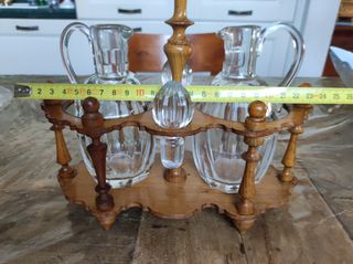 Olio e aceto antico con bottiglie in cristallo