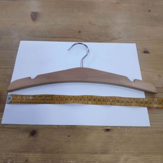 Percha madera cadete con muescas