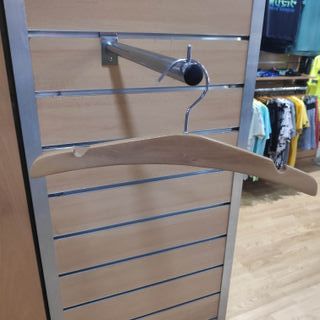 Percha madera cadete con muescas