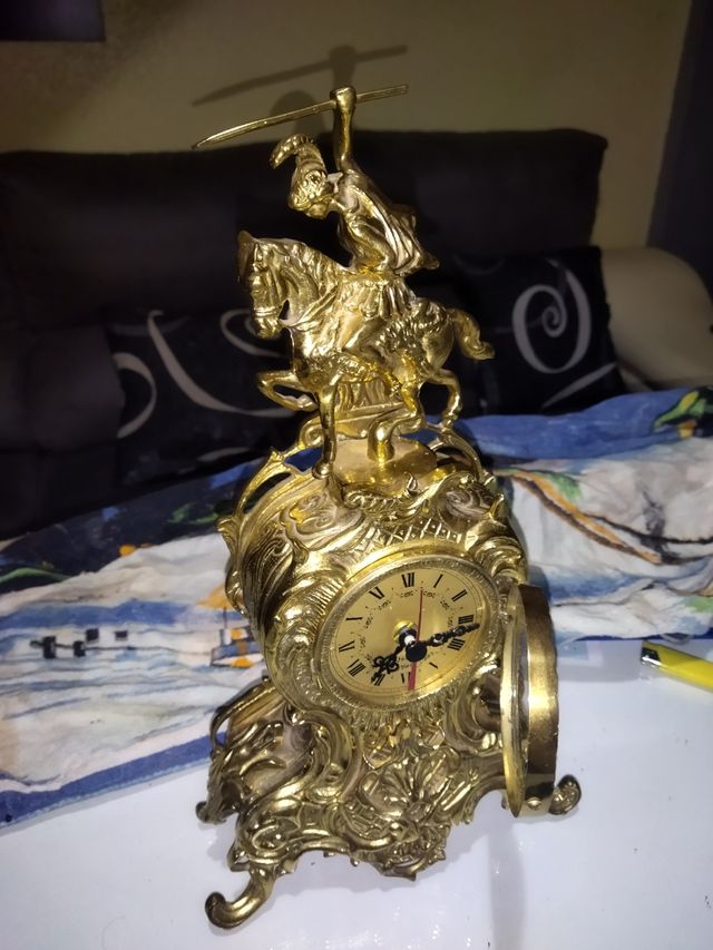 antiguo reloj de bronce. grande