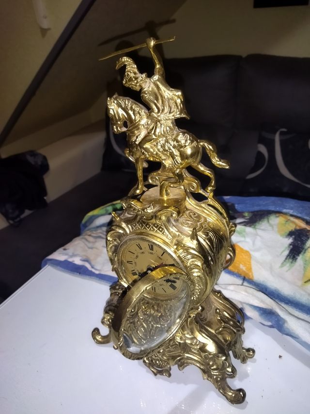 antiguo reloj de bronce. grande