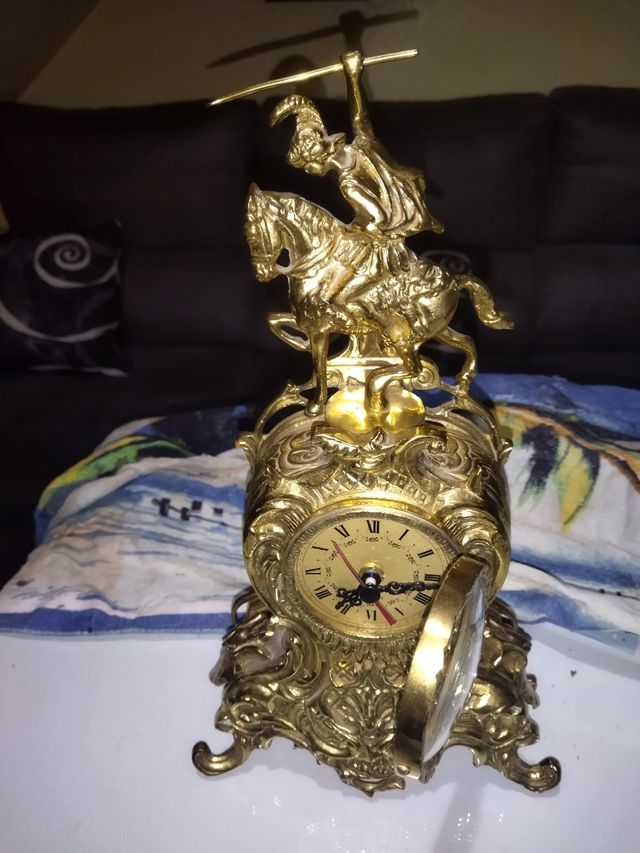 antiguo reloj de bronce. grande