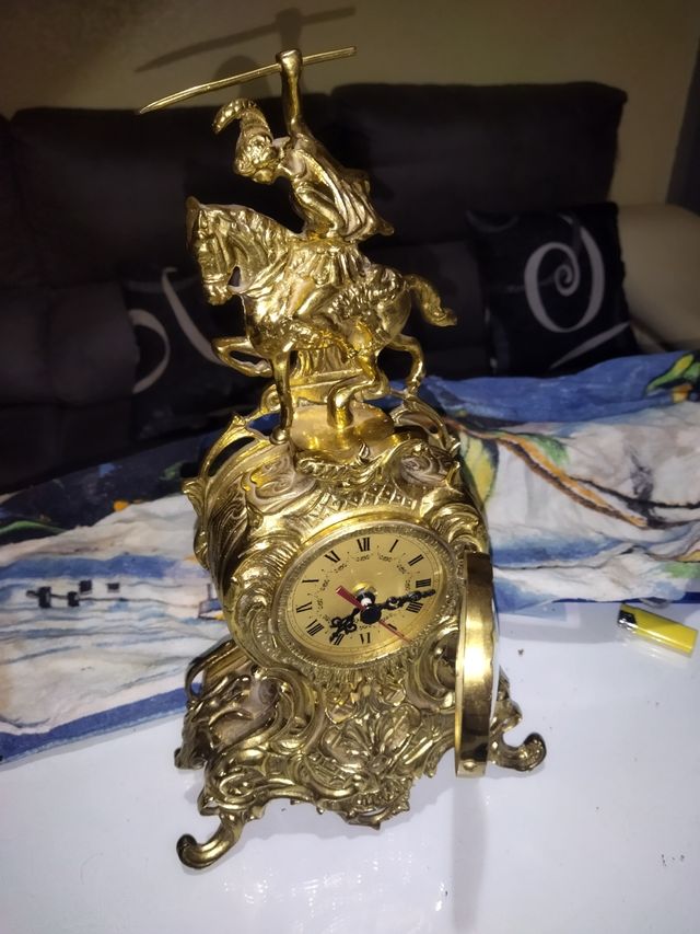 antiguo reloj de bronce. grande