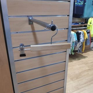 Percha de madera natural infantil con pinzas