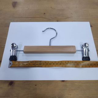 Percha de madera natural infantil con pinzas