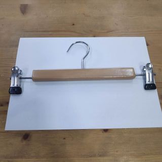 Percha de madera natural cadete con pinzas