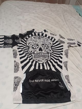 maillot, guantes, pañuelo