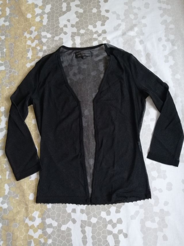 Conjunto de camiseta y chaqueta de gasa negra