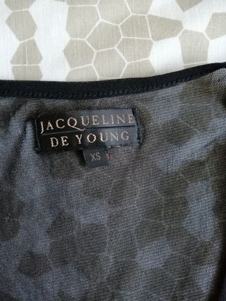 Conjunto de camiseta y chaqueta de gasa negra