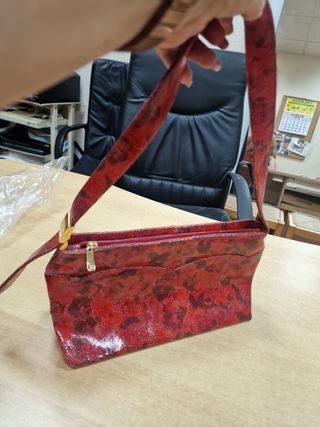 Bolso rojo floreado y original 