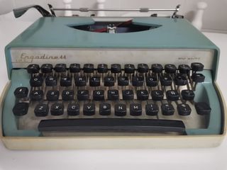 Maquina de escribir antigua. Engadine 44