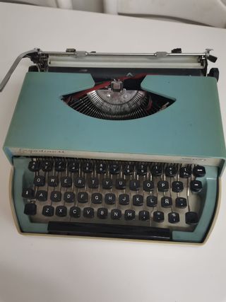 Maquina de escribir antigua. Engadine 44