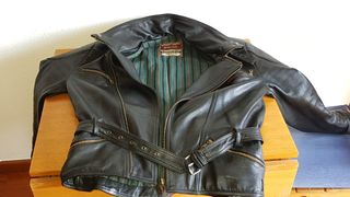 Cazadora de piel con cremalleras