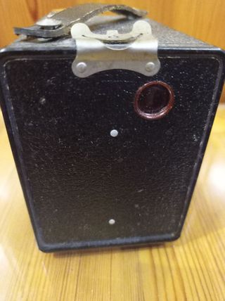 Cámara Kodak Brownie "C" frontal gris