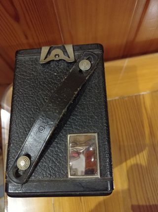 Cámara Kodak Brownie "C" frontal gris