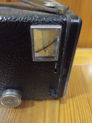 Cámara Kodak Brownie "C" frontal gris