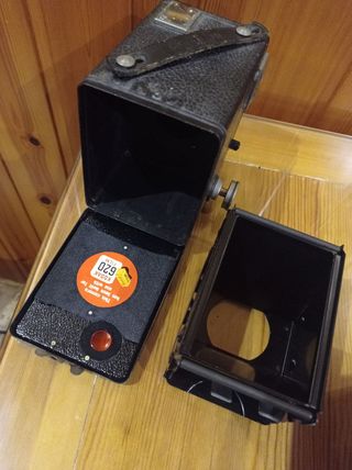 Cámara Kodak Brownie "C" frontal gris
