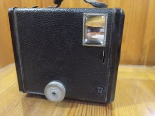 Cámara Kodak Brownie "C" frontal negro