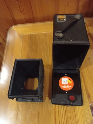 Cámara Kodak Brownie "C" frontal negro