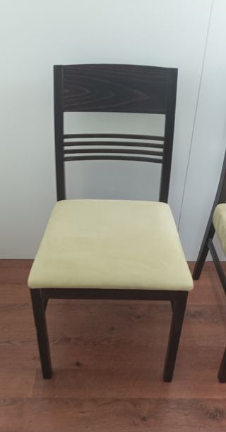 2 SILLAS DE MADERA a 20 e