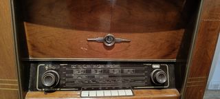 Radio tocadiscos antiguo