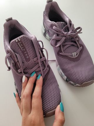 Deportivas Under Armour.