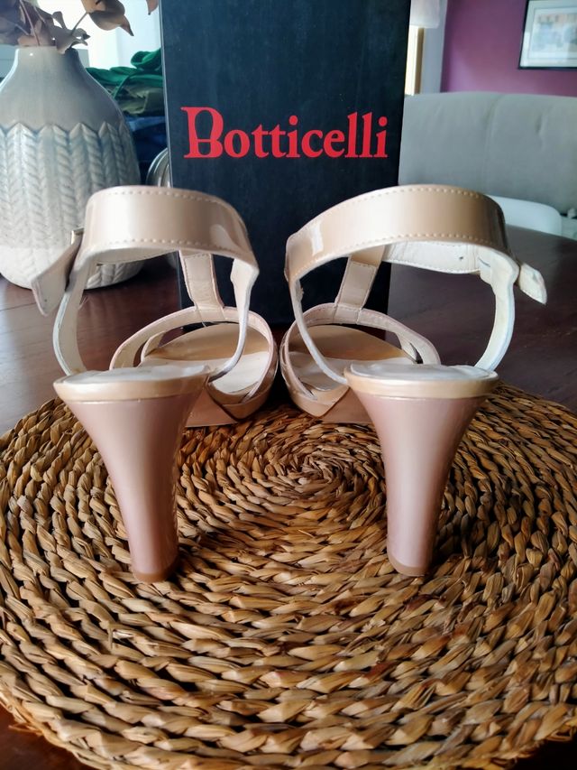 Sandalias de tacón. de Botticelli. talla 40.