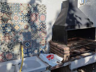 Alquilo finca con barbacoa y piscina.