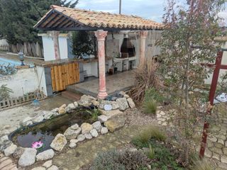 Alquilo finca con barbacoa y piscina.