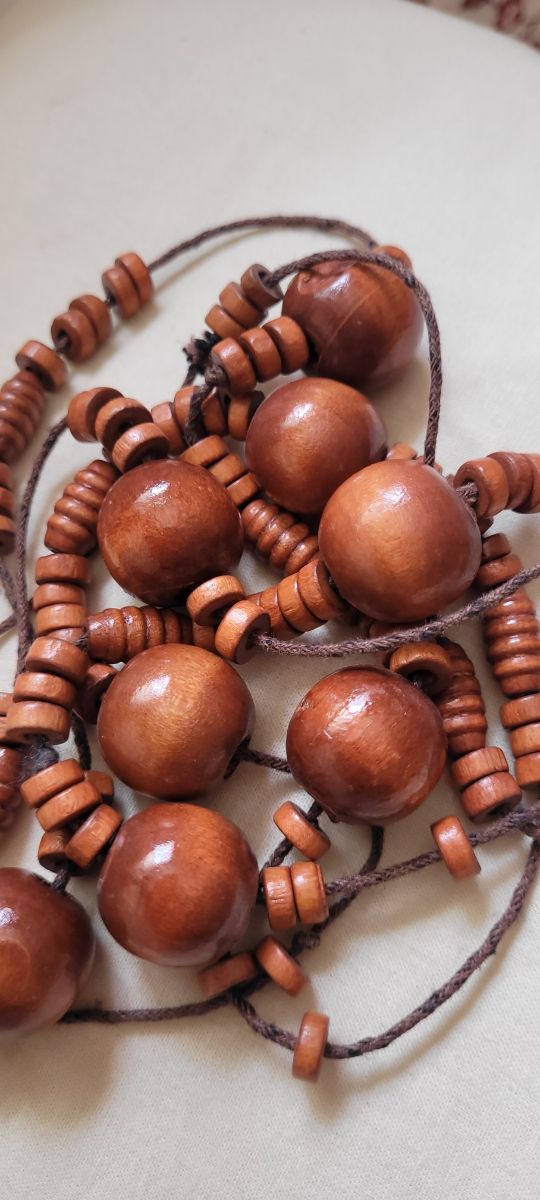 due lunghe collane in legno.
