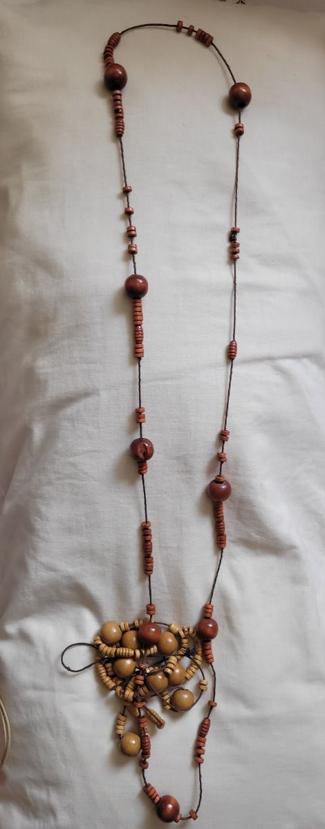 due lunghe collane in legno.