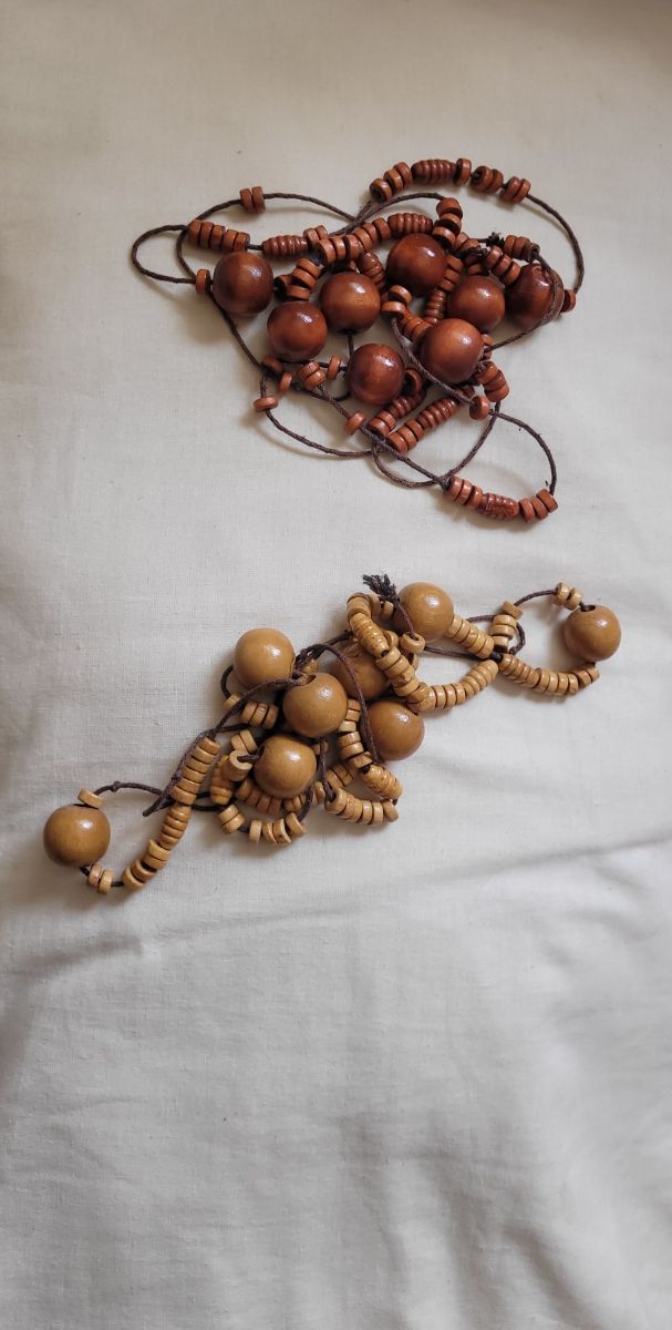 due lunghe collane in legno.