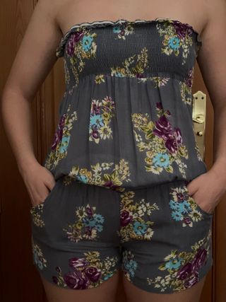 Mono con estampado de flores