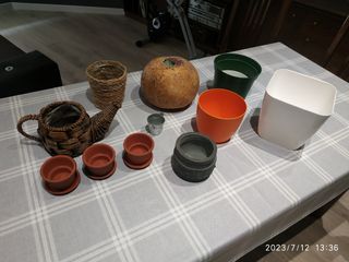Maceteros varios.