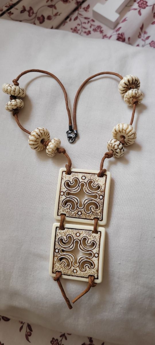 Collana marrone e bianco sporco.