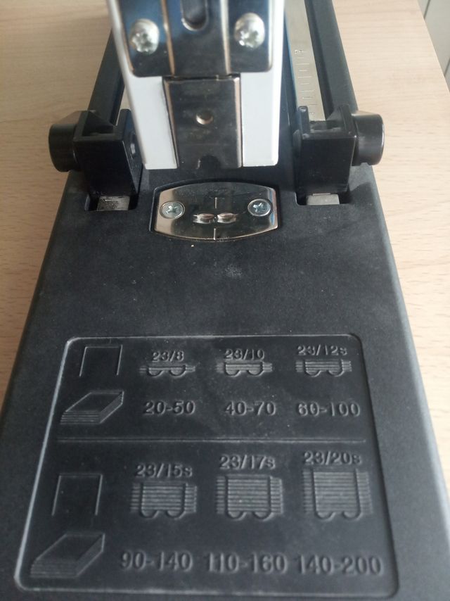 Grapadora industrial skrebba